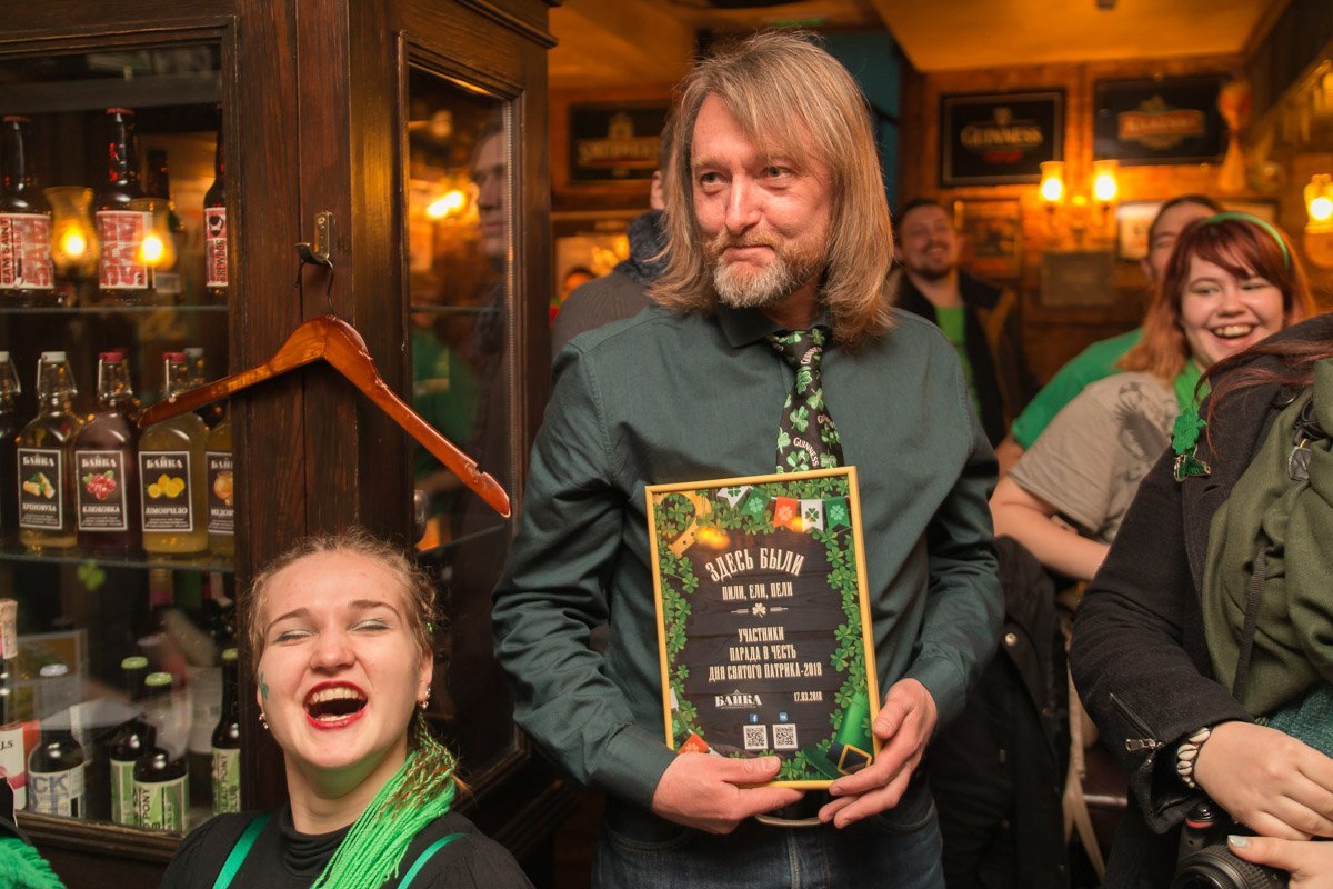 Директору "Банки" вручили сертификат о том, что здесь "были, ели, пили" днепровские ирландцы Директору "Банки" вручили сертификат о том, что здесь "были, ели, пили" днепровские ирландцы