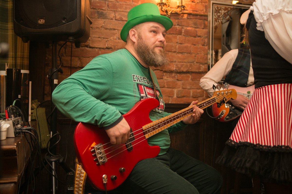 Как только ребята переступили порог, музыканты сразу же оживили заведение ирландским ритмом Как только ребята переступили порог, музыканты сразу же оживили заведение ирландским ритмом