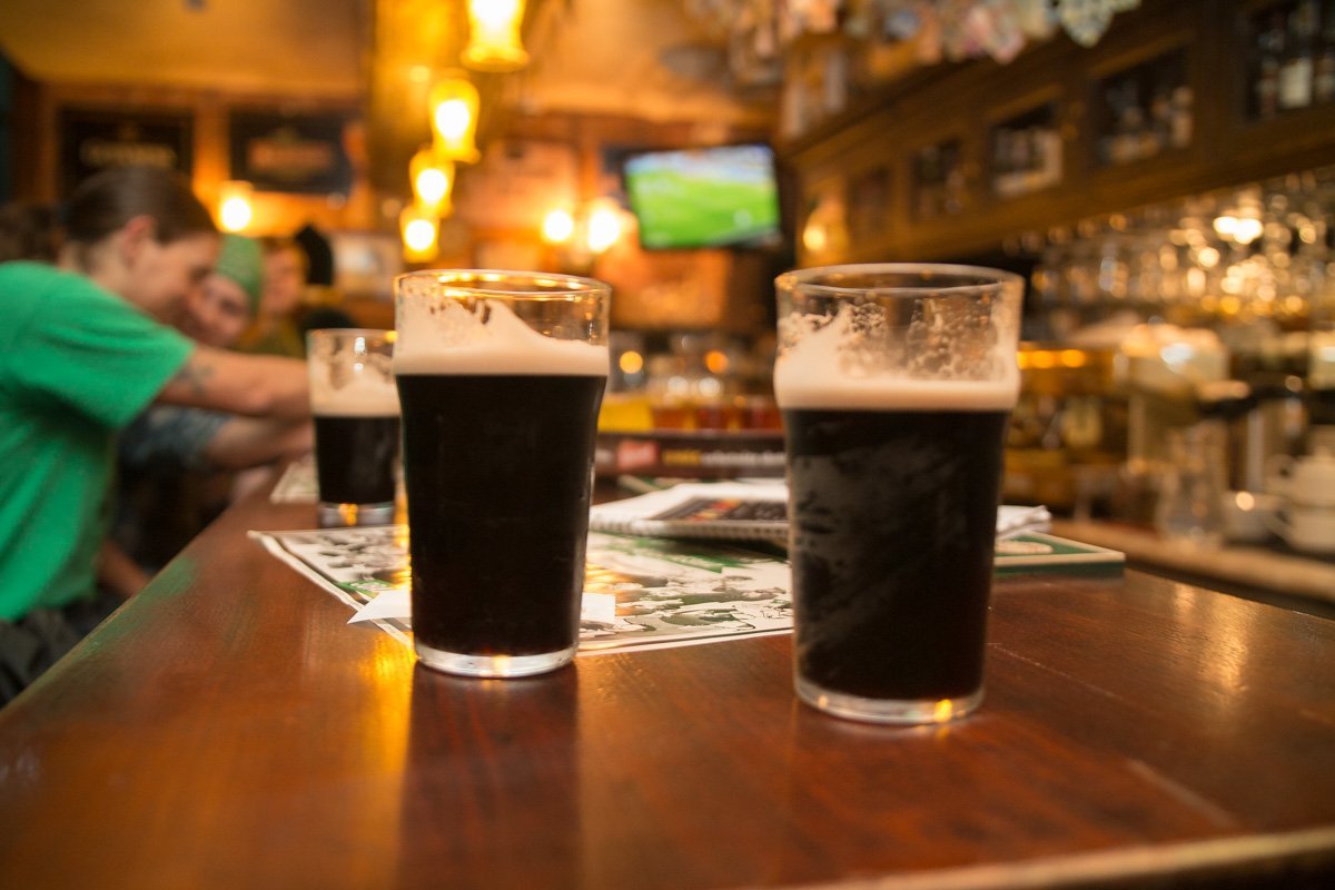 Ирландцы чтят традиции тех, кто наливает правильную пинту «Guinness’а Ирландцы чтят традиции тех, кто наливает правильную пинту «Guinness’а