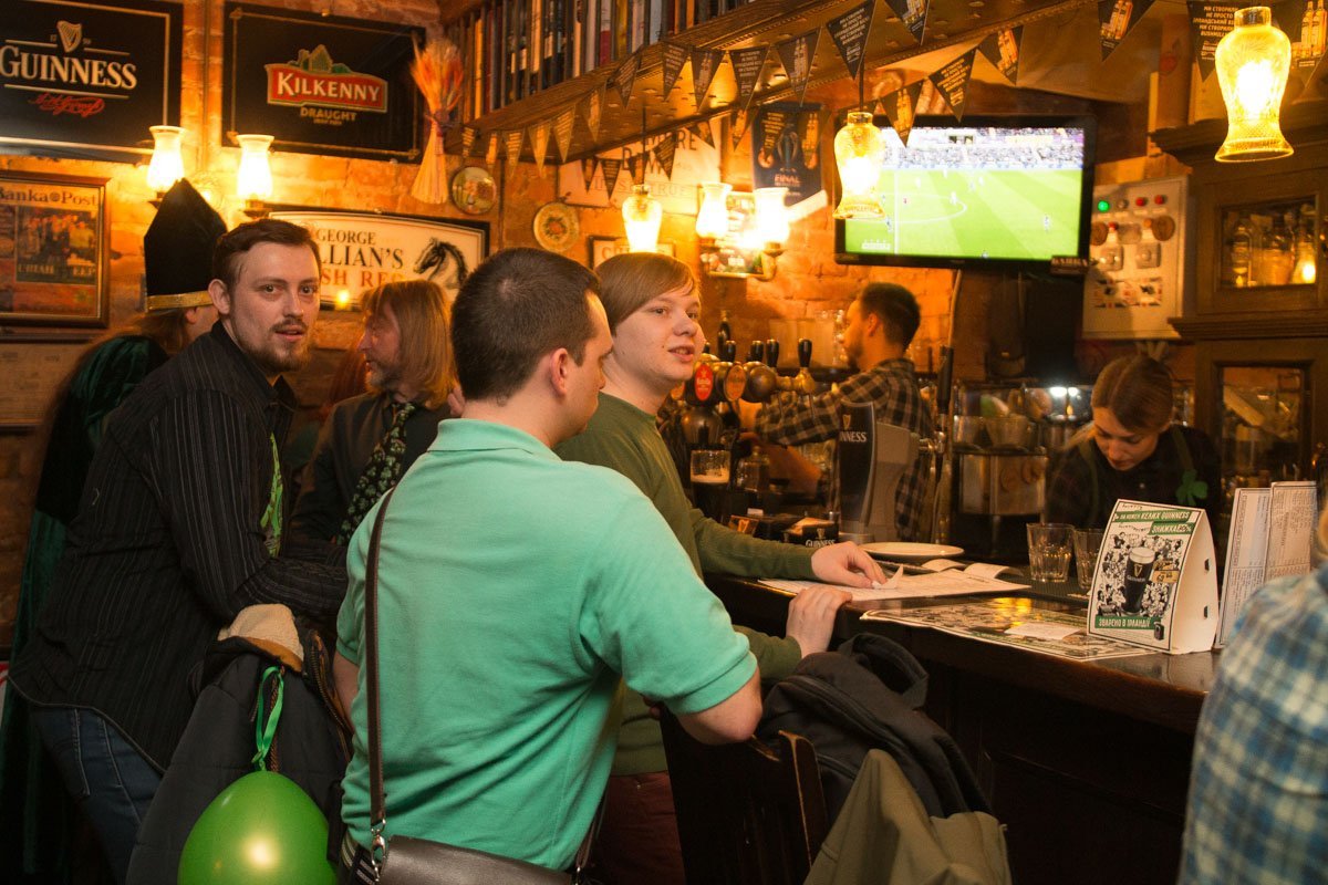 Пивной аншлаг был близок в маленьком пабе Пивной аншлаг был близок в маленьком пабе