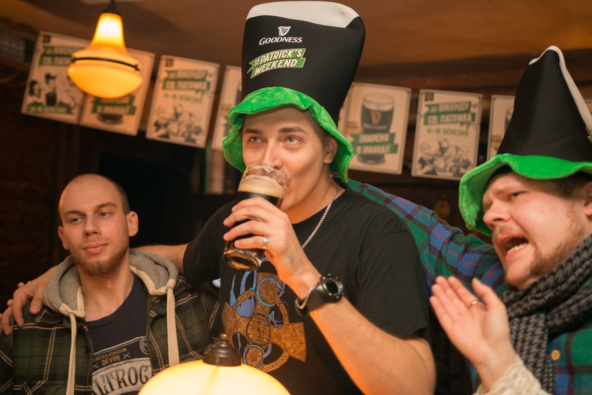 Одновременно танцевать, петь и пить пиво - это искусство Одновременно танцевать, петь и пить пиво - это искусство