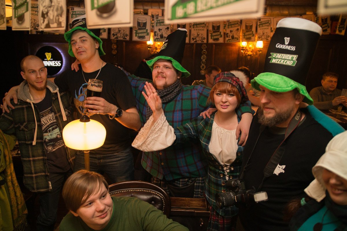 Было мило наблюдать, как люди, которые до этого не видели друг друга в глаза, спустя несколько минут «скакали» в обнимку Было мило наблюдать, как люди, которые до этого не видели друг друга в глаза, спустя несколько минут «скакали» в обнимку