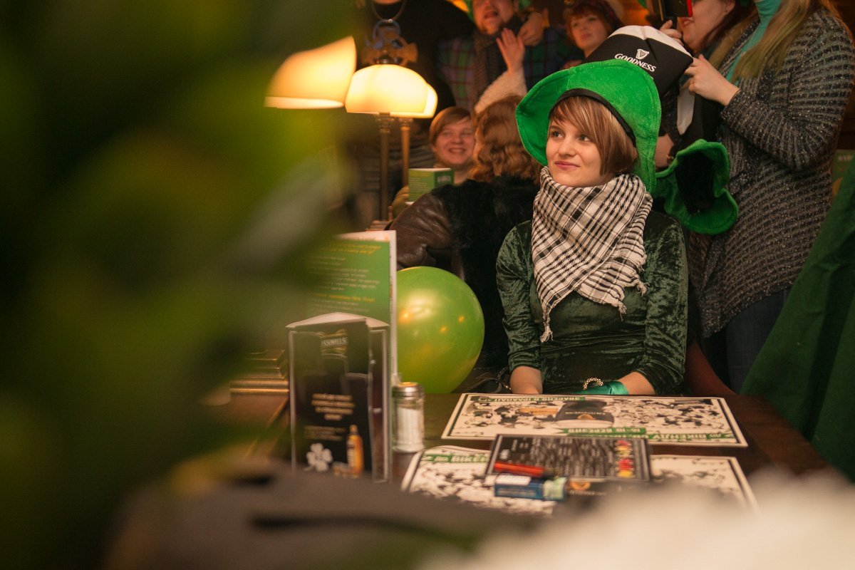 Приятный вечер в компании шумных и веселых людей Приятный вечер в компании шумных и веселых людей