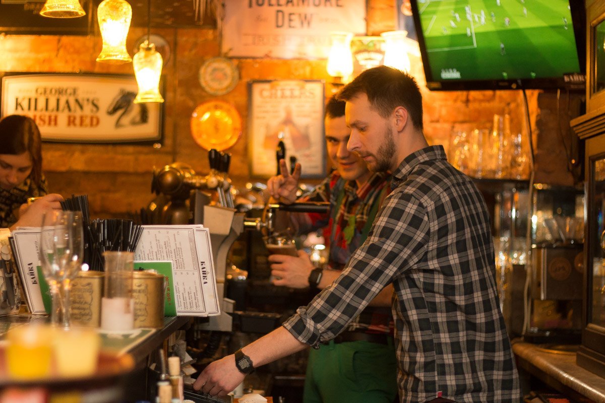 Ди лай лай лай, ди лай лай лай - бармен, наливай Ди лай лай лай, ди лай лай лай - бармен, наливай