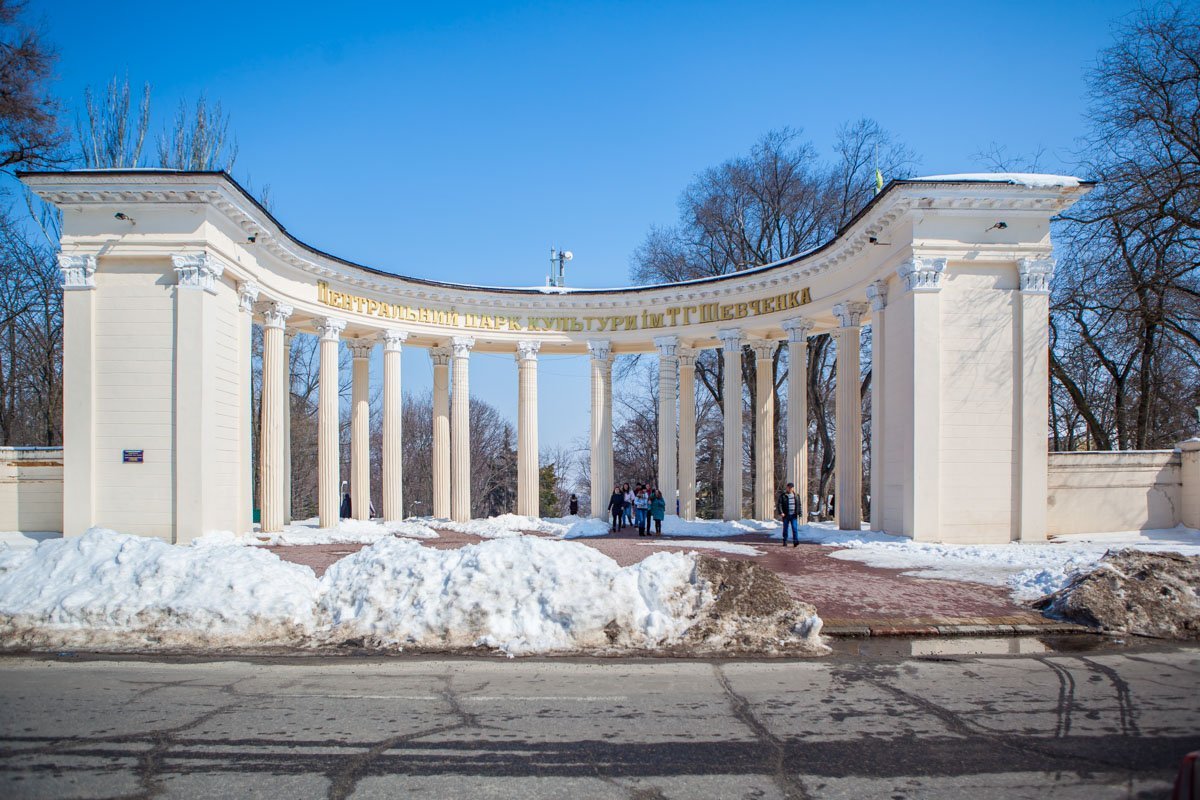 На колоннах исчезли изображения советских вождей и обновилась вывеска