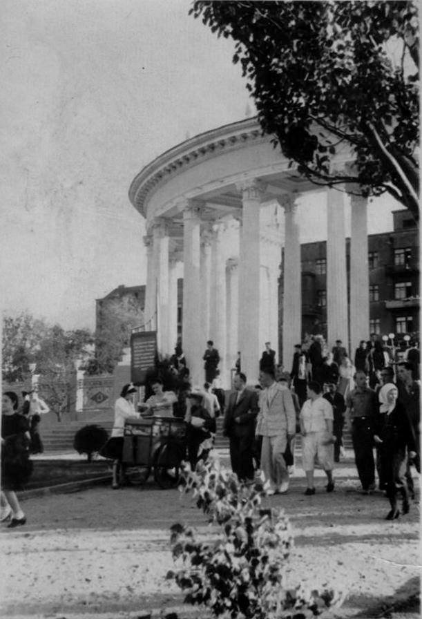 Вид с внутренней стороны колоннады. Фотография из семейного архива П. Поллюля