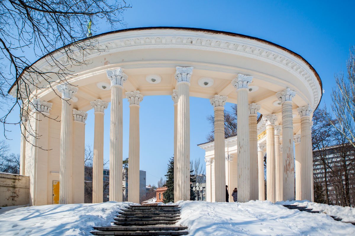 Кажется, что колонны совсем не тронуты временем