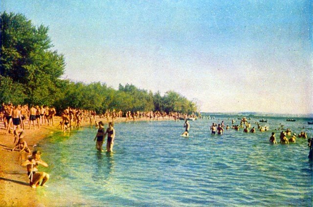 Пляж на Монастырском острове полвека назад (Фото: Екатеринославъ — Днепропетровск
