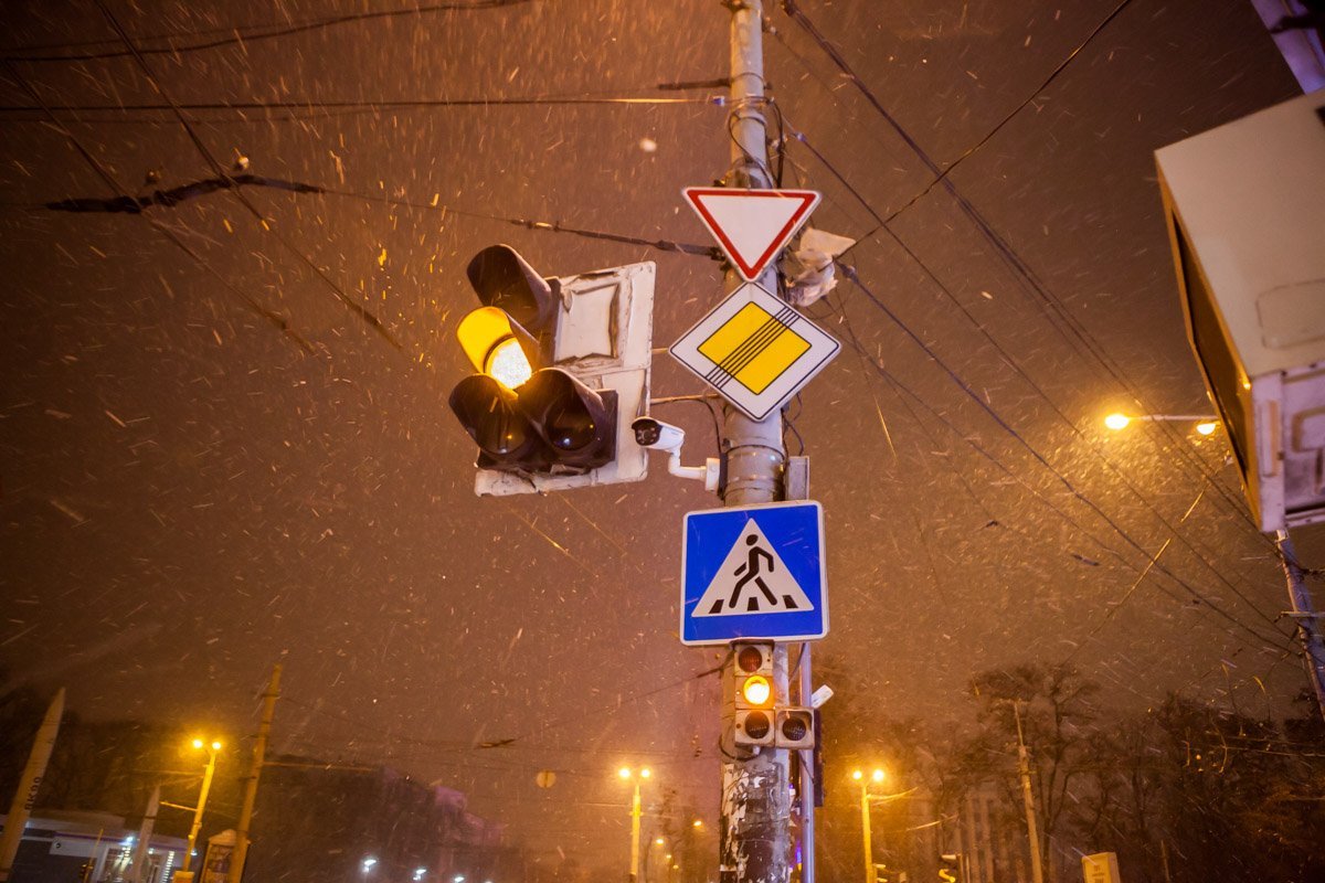 Многие жители Днепра могли видеть на перекрестках и дорогах города камеры видеонаблюдения белого цвета Многие жители Днепра могли видеть на перекрестках и дорогах города камеры видеонаблюдения белого цвета