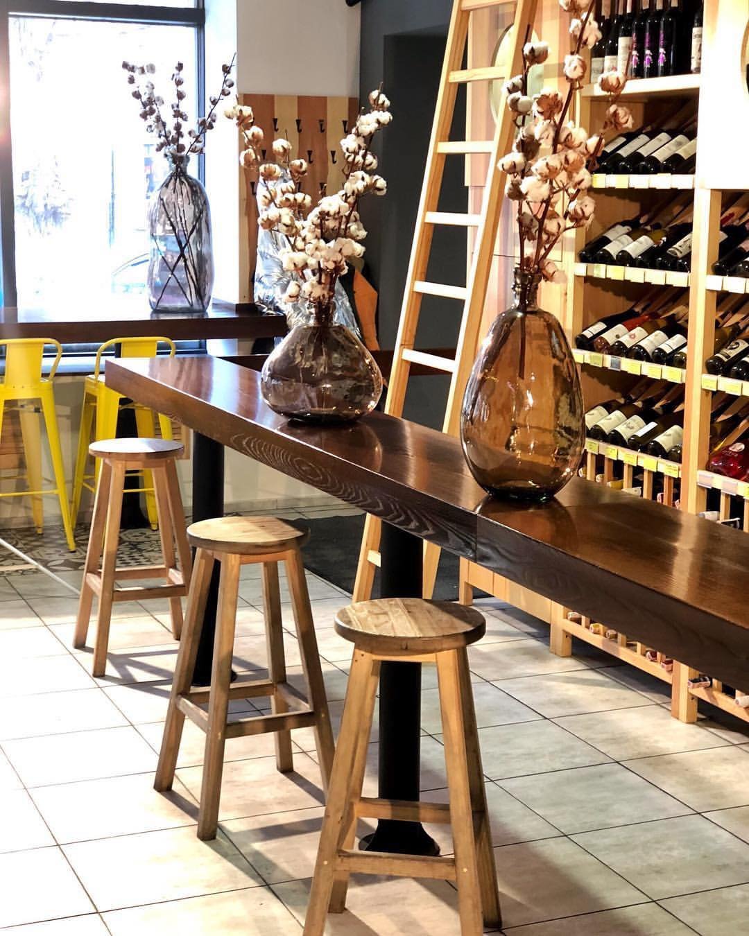 Стойка сомелье - черта между винными полками и остальным миром