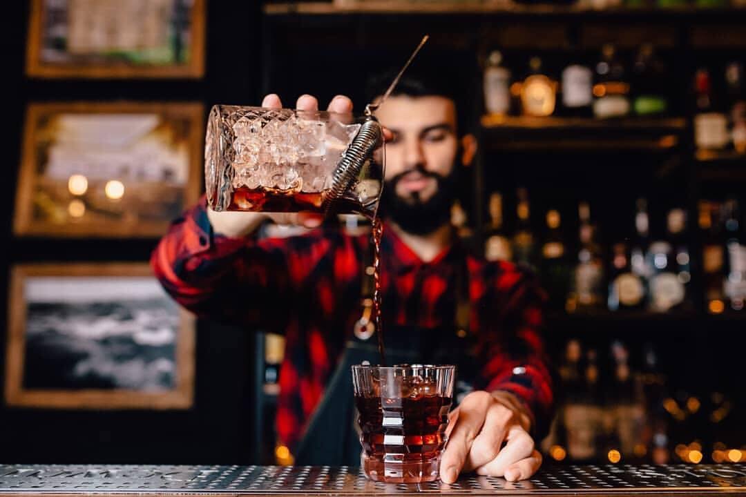 Заведение эпохи «сухого закона», что отражает атмосферу и концепцию подпольных баров этого периода