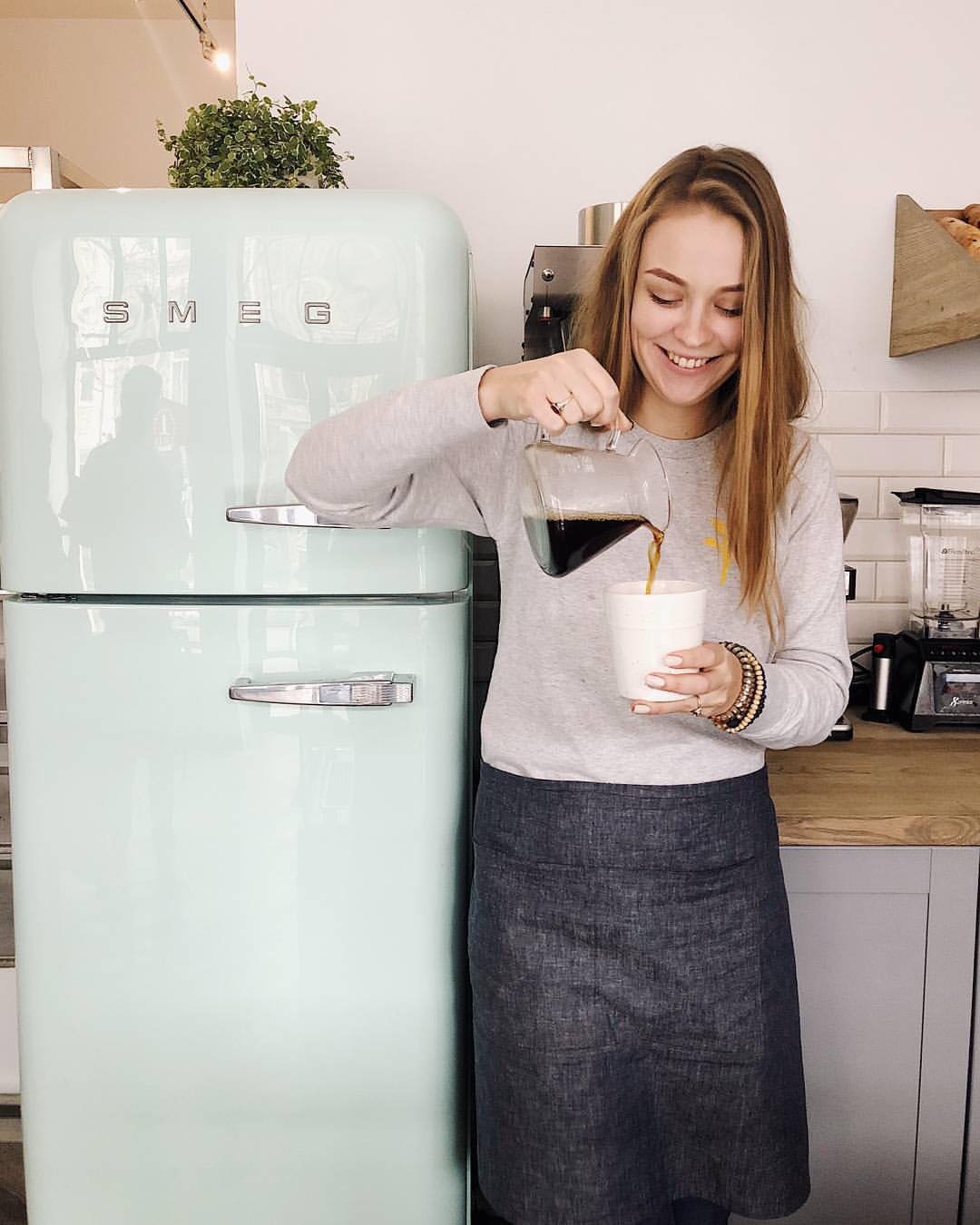 Особенностью являются неприметная вывеска и бледно-бирюзовый холодильник, который просматривается сквозь стекла окон