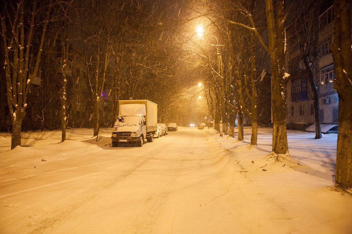 Белый снег укутывает деревья, засыпает дороги и дворы Белый снег укутывает деревья, засыпает дороги и дворы