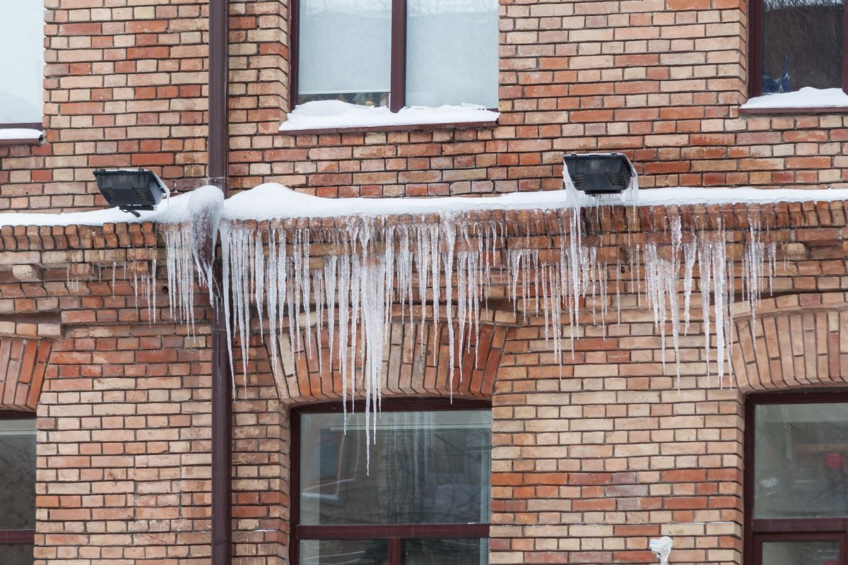 Сейчас, в зимнюю пору, стены здания украшены ледяными наростами