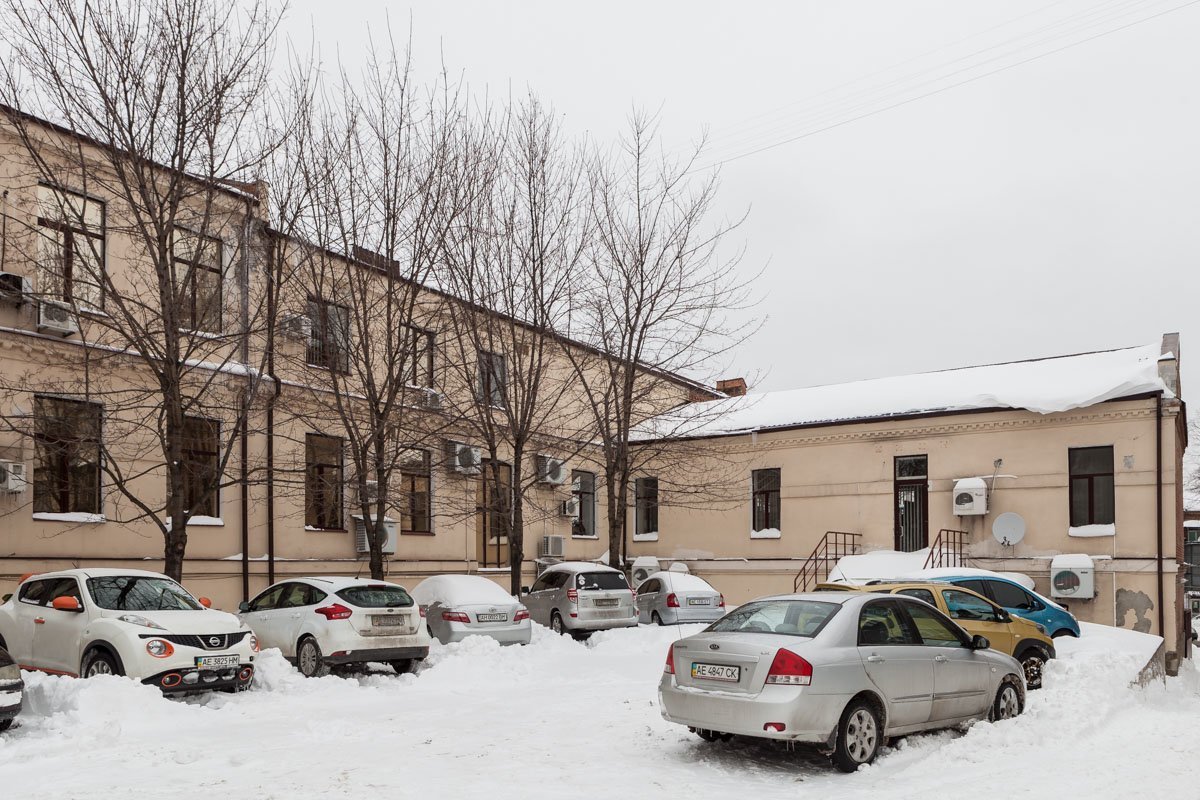 Внутренний двор старого дома - тихий и заснеженный