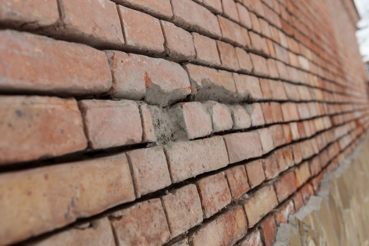 Кое-где кирпичная кладка дома разрушается