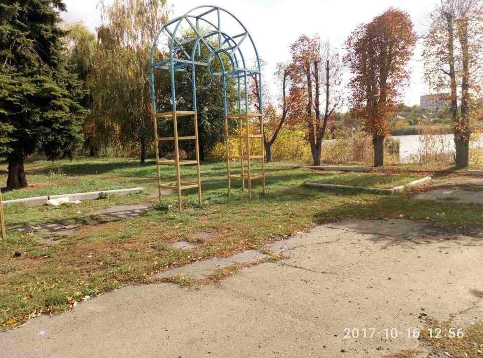 Ржавые конструкции в заброшенном парке сейчас Ржавые конструкции в заброшенном парке сейчас