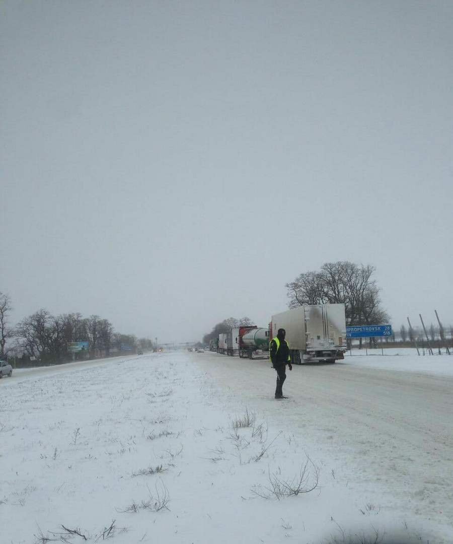 В Днепр закрыли въезд для грузового транспорта В Днепр закрыли въезд для грузового транспорта