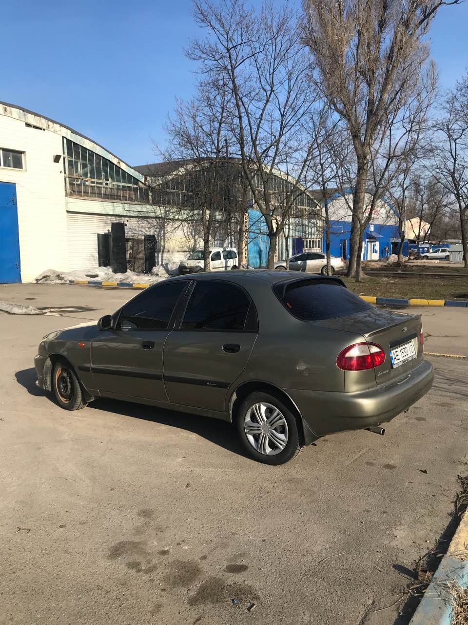 У автомобиля нет колпака на левом переднем колесе У автомобиля нет колпака на левом переднем колесе