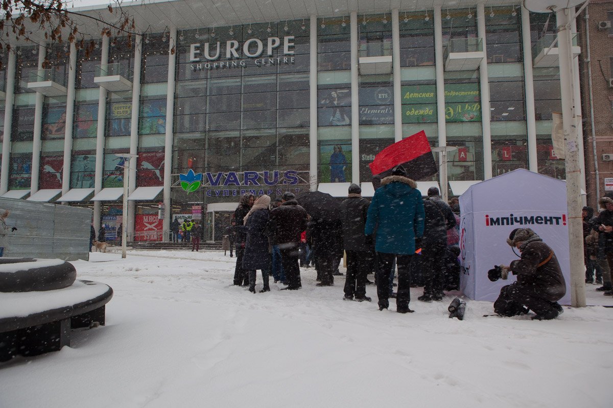 К заявленному времени на Европейской площади собралось не больше 50-ти человек К заявленному времени на Европейской площади собралось не больше 50-ти человек