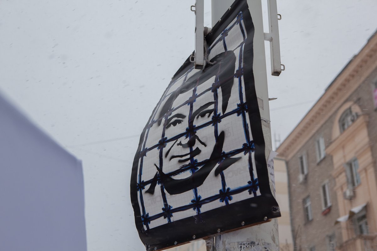 Всем пришедшим активисты любезно предоставляли флаги и плакаты Всем пришедшим активисты любезно предоставляли флаги и плакаты