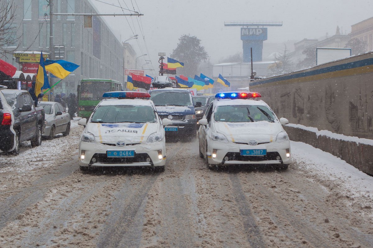 Во главе колонны двигалась полиция и два патрульных автомобиля Во главе колонны двигалась полиция и два патрульных автомобиля
