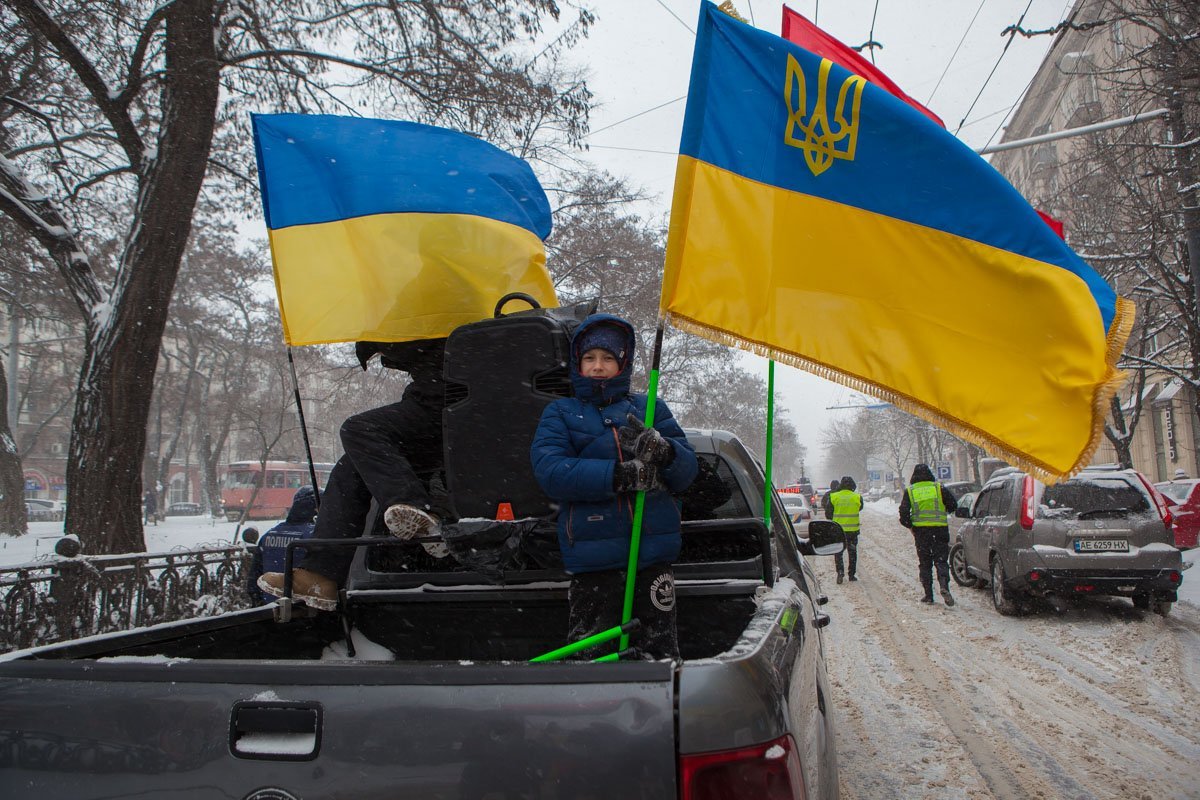 Колонна митингующих двинулась по проспекту Дмитрия Яворницкого Колонна митингующих двинулась по проспекту Дмитрия Яворницкого