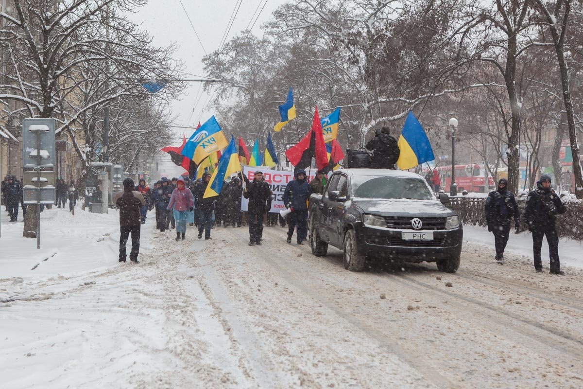 Сквозь метель и снег митингующие пробирались к Вокзальной площади Сквозь метель и снег митингующие пробирались к Вокзальной площади