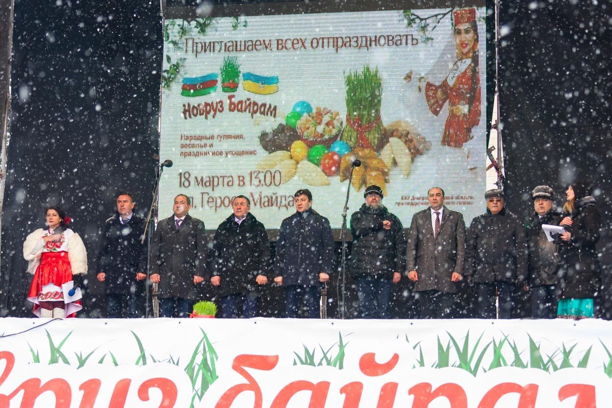 На сцене гостей поздравили дипломаты и чиновники На сцене гостей поздравили дипломаты и чиновники