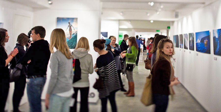 Автор выставки задался целью исследовать механизмы восприятия насилия и войны