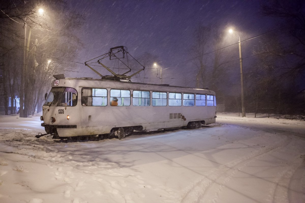 Вагон стоит перпендикулярно путям