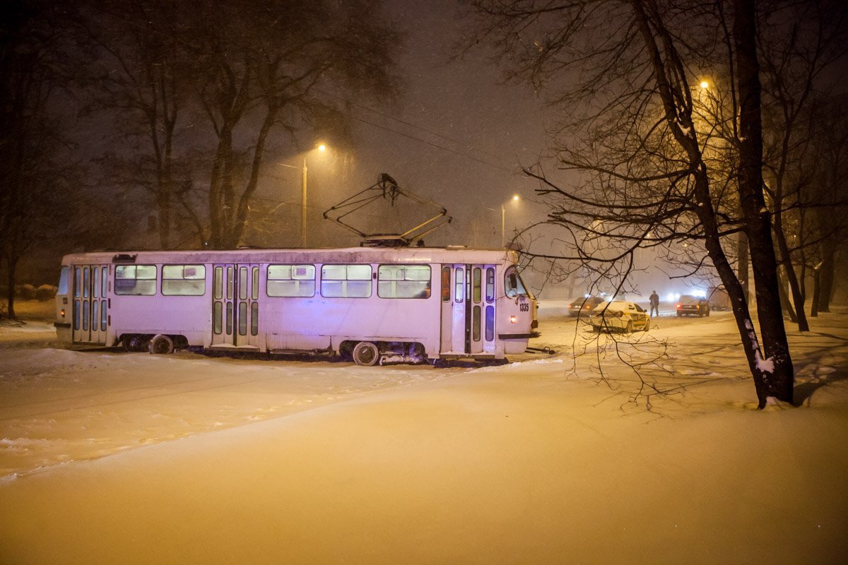По словам правоохранителей, причиной аварии стали сложные погодные условия