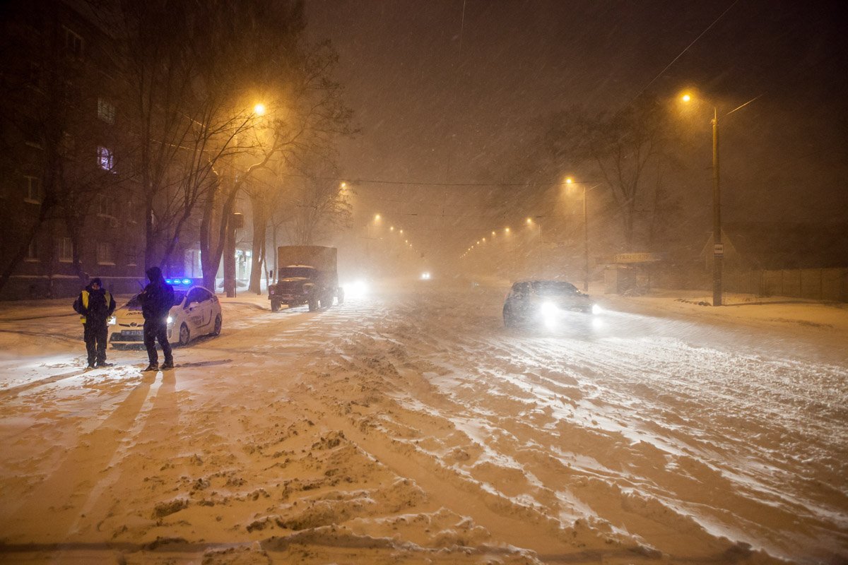 Этот участок проспекта не расчищен от снега