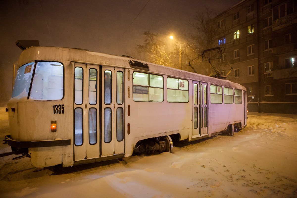 В 22:32 на место прибыла спецтехника, которая сможет установить трамвай обратно на рельсы