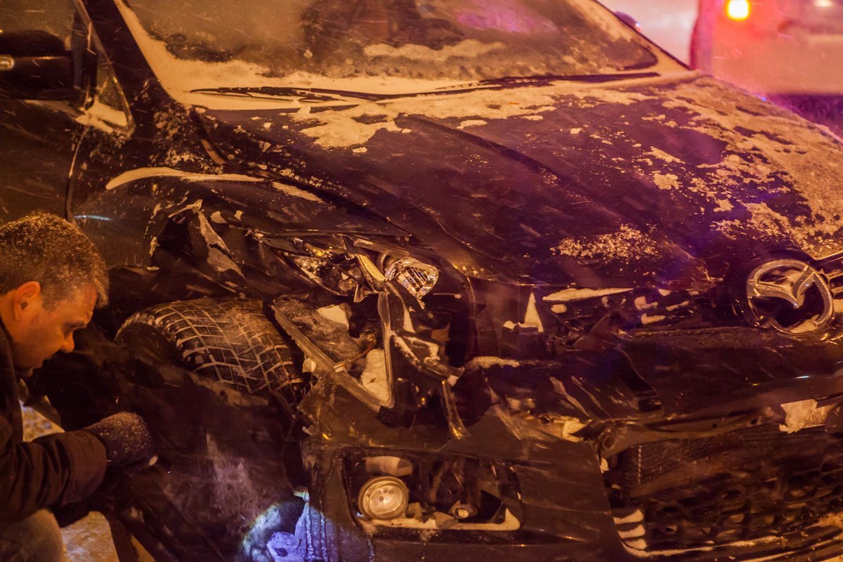У Mazda разбита передняя правая фара и поврежден бампер