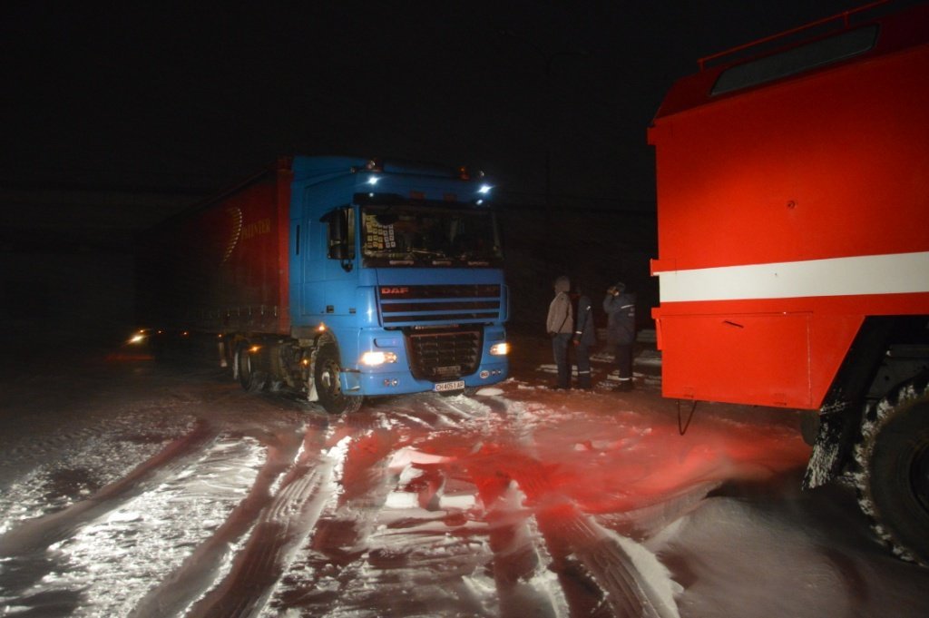 Для спасения автомобилистов используют даже тяжелую военную технику Для спасения автомобилистов используют даже тяжелую военную технику