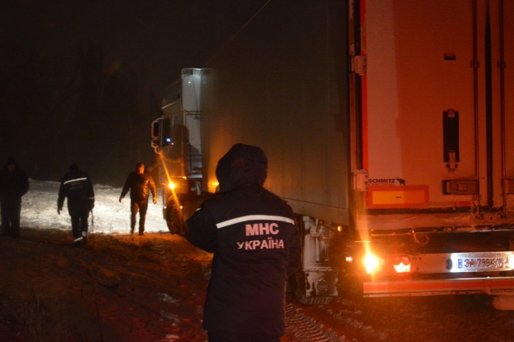 Выбраться из снежного плена водителям помогают сотрудники ГСЧС Выбраться из снежного плена водителям помогают сотрудники ГСЧС