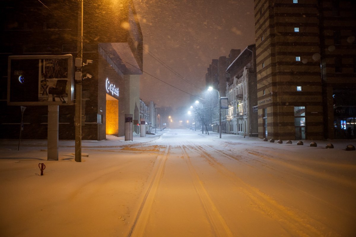 Город, окутанный снежной мартовской ночью