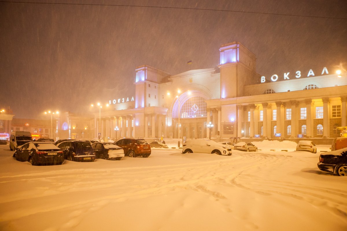 Белая пелена, опустившаяся на спящий город, завораживает молчаливой красотой