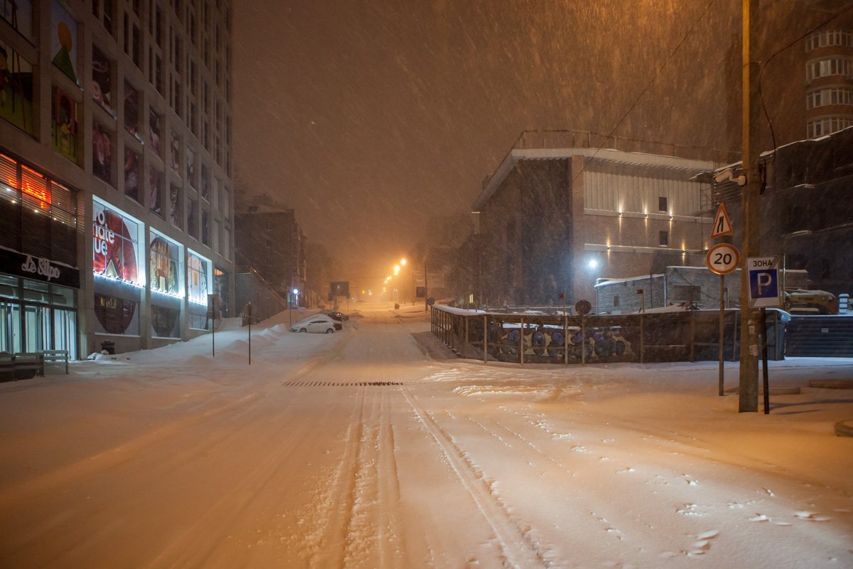 Ночную тишину прерывают лишь редкие отголоски проезжающих мимо машин