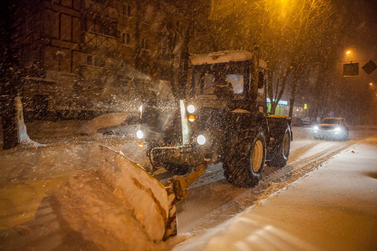 Чтобы ликвидировать последствия обрушившегося на город снегопада, на улицы Днепра выехала снегоуборочная техника