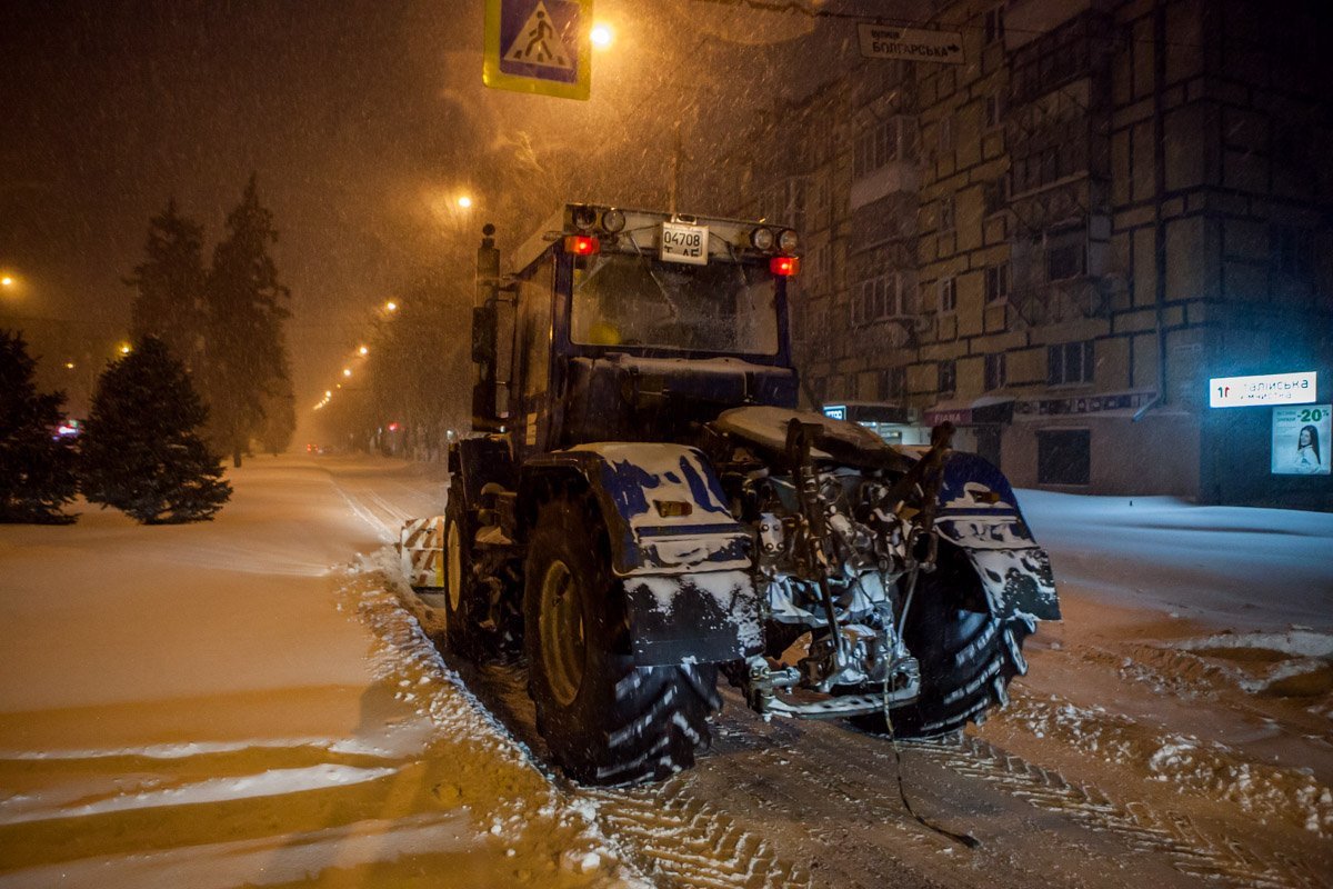 По информации заместителя городского головы Михаила Лысенко, на улицы города выехало более 70 единиц спецтехники