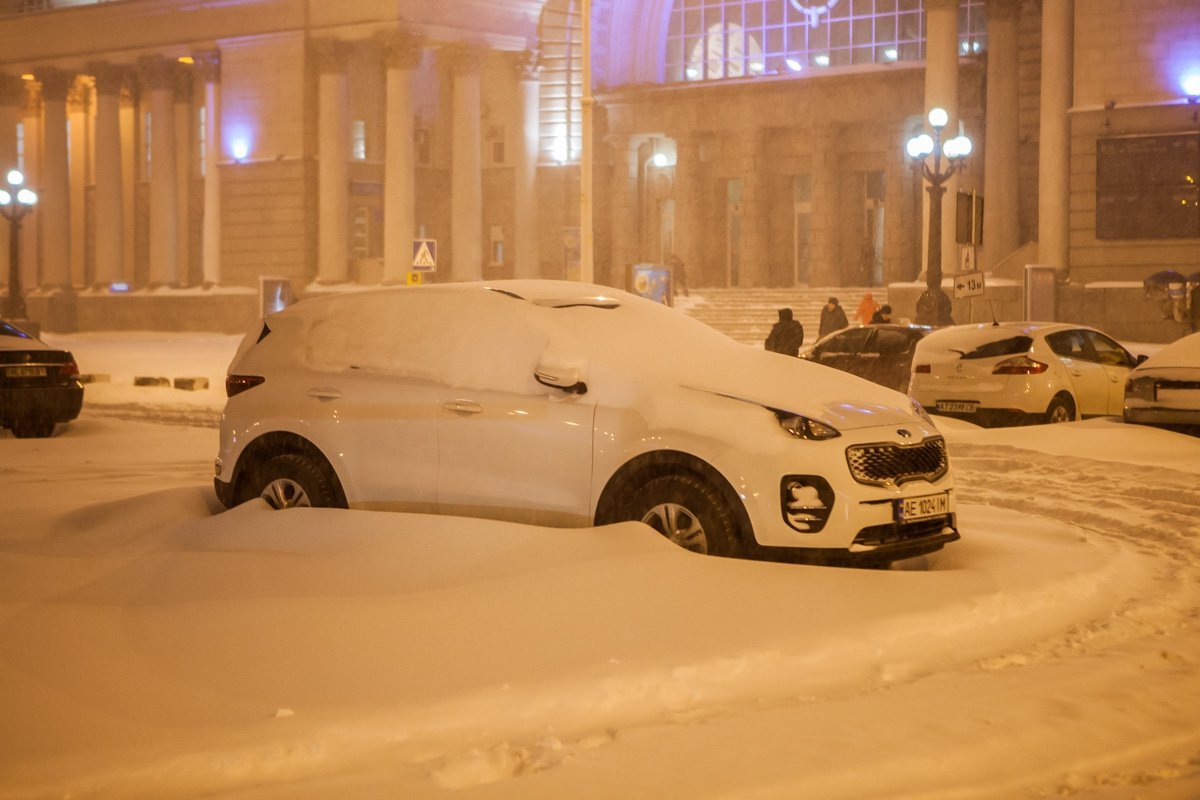 По данным ГСЧС в разных уголках города застряло более 70 машин