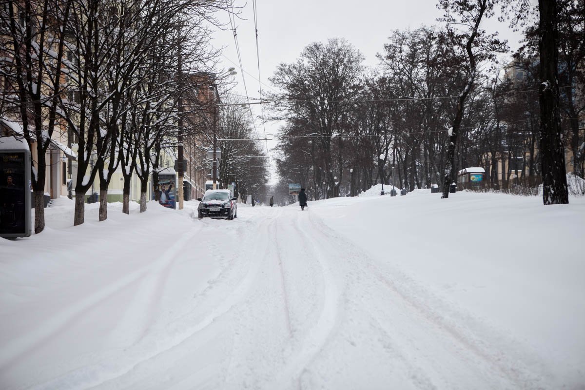 Автомобили застряли в сугробах Автомобили застряли в сугробах