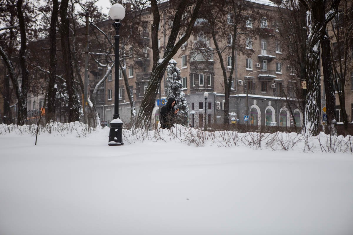 Из-за того, что дороги покрыты толстым слоем снега, общественный транспорт практически не курсирует Из-за того, что дороги покрыты толстым слоем снега, общественный транспорт практически не курсирует