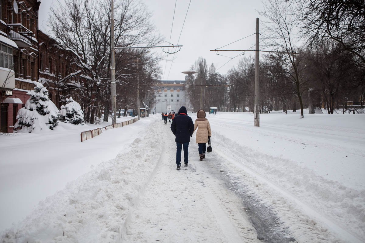 Чтобы не опоздать на работу многим жителям города приходится идти пешком Чтобы не опоздать на работу многим жителям города приходится идти пешком