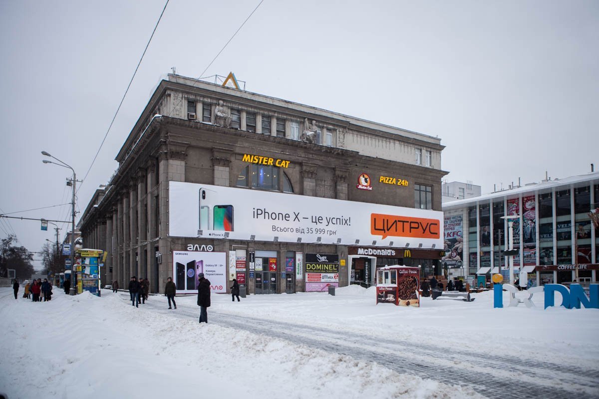 Остальные дожидаются заветного автобуса в километровых очередях, образовавшихся на остановках общественного транспорта Остальные дожидаются заветного автобуса в километровых очередях, образовавшихся на остановках общественного транспорта