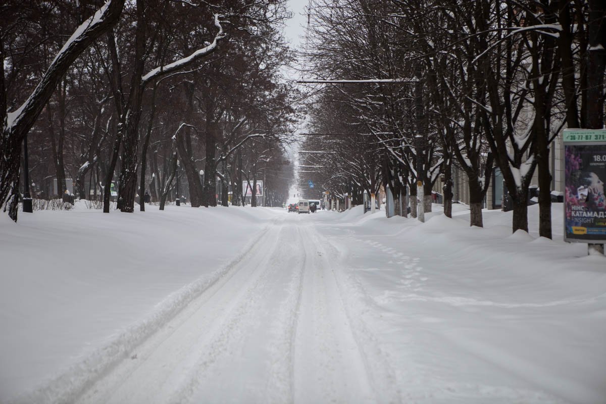В тех районах Днепра, где транспорт ходит, люди вынужденны ехать в переполненных автобусах В тех районах Днепра, где транспорт ходит, люди вынужденны ехать в переполненных автобусах