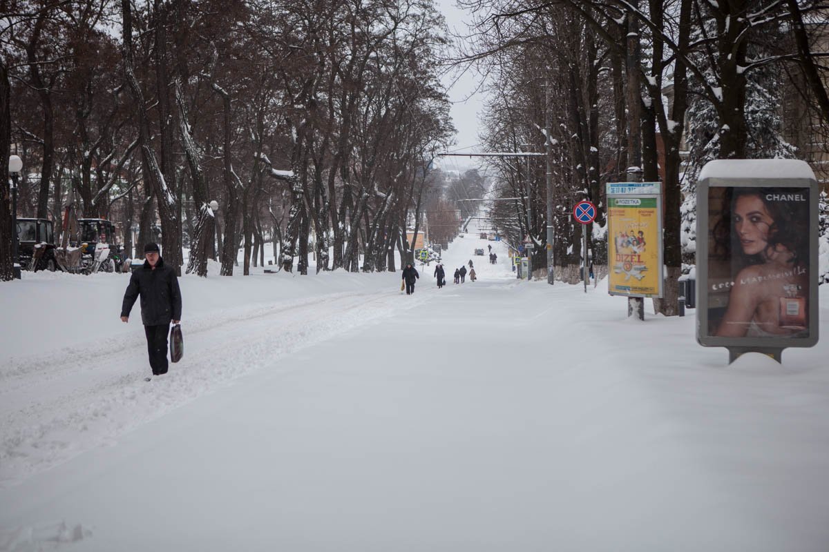 В тех районах Днепра, где транспорт ходит, люди вынужденны ехать в переполненных автобусах В тех районах Днепра, где транспорт ходит, люди вынужденны ехать в переполненных автобусах