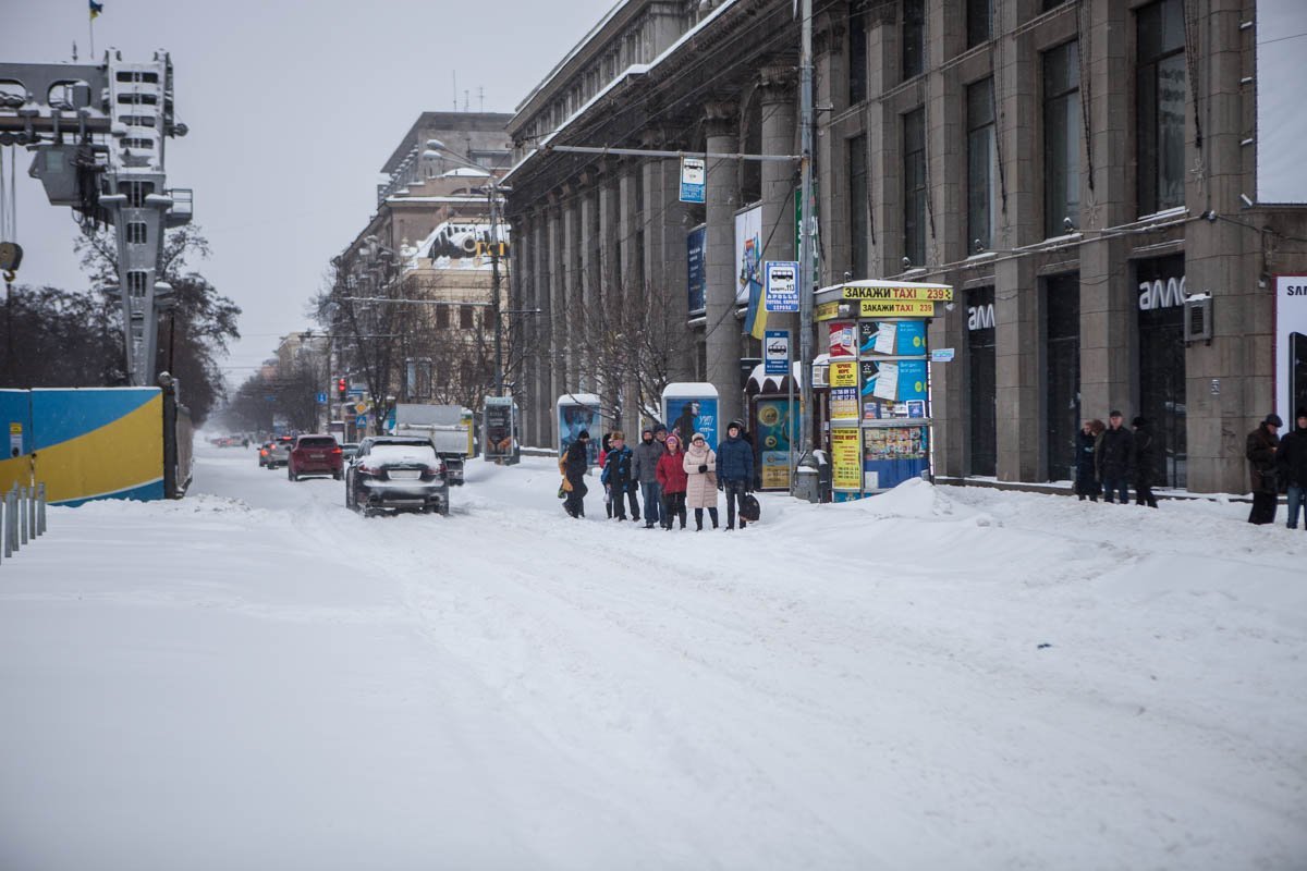 На улицах продолжает работать снегоуборочная техника, но ситуация все еще остается тяжелой На улицах продолжает работать снегоуборочная техника, но ситуация все еще остается тяжелой